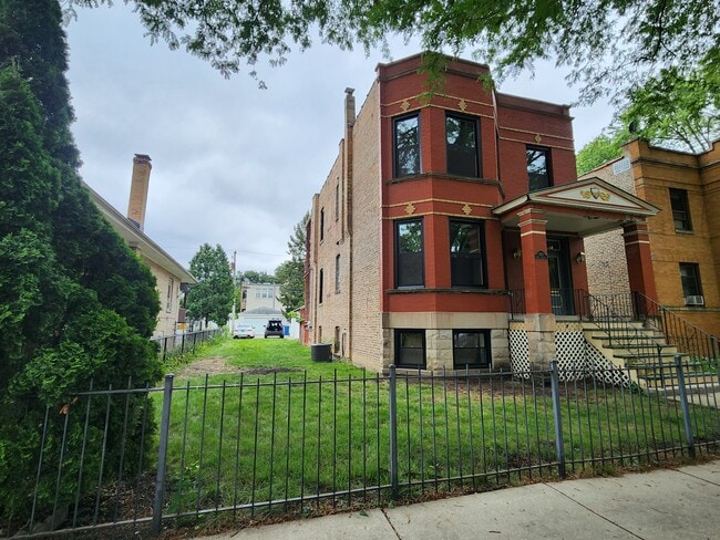 Building Photo - 5453 W Giddings St