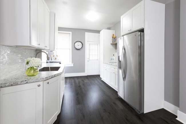 Building Photo - 2839 Parkwood Ave