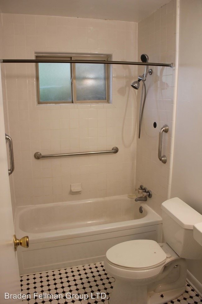 Building Photo - 2 br, 1 bath Apartment - 711 Oakview Road