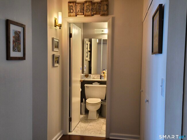 Foto del edificio - 1 Strawberry Hill Ave