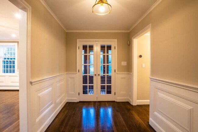 Building Photo - Spectacular Newton home with amazing features and location available 7/1/26 with July & August re...