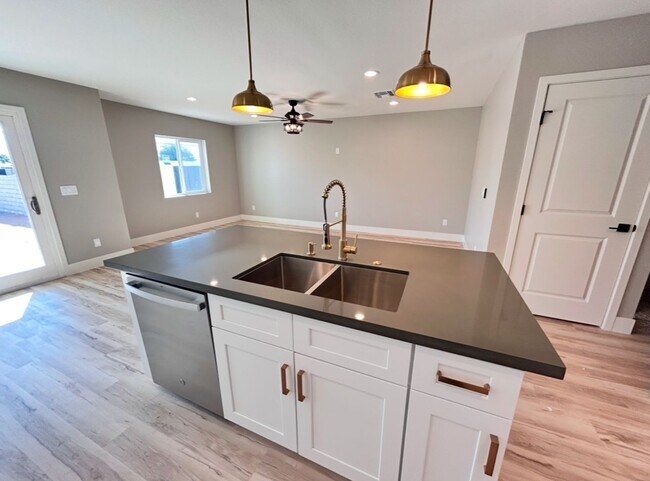 Foto del edificio - Beautiful New 3 Bedroom Phoenix home with Den/Loft! No HOA