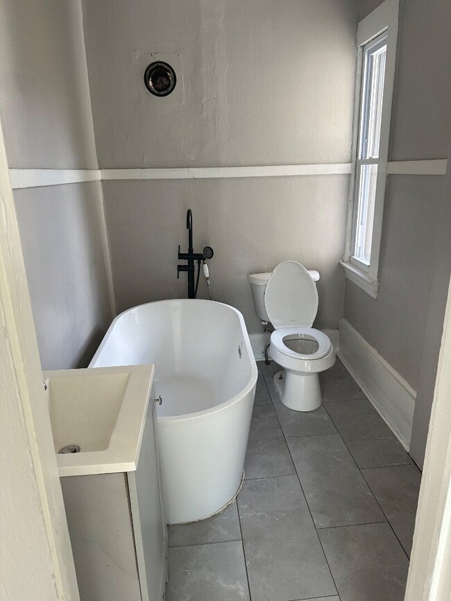 Building Photo - "Charming 2-Bed Gem in Cleveland: Cozy 800 Sq. Ft. Haven!"