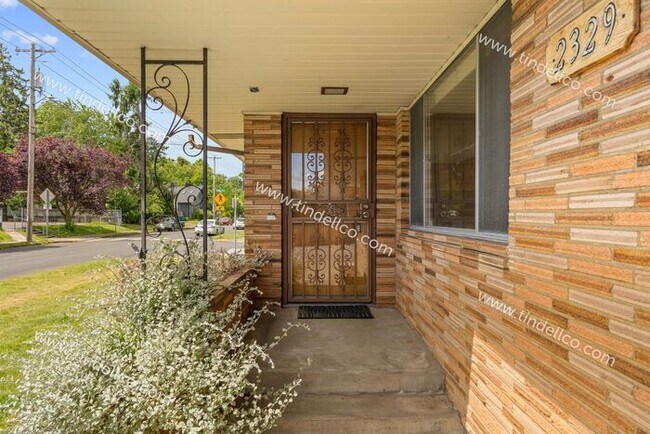 Foto del edificio - Vintage Elegance Meets Modern Comfort on a...