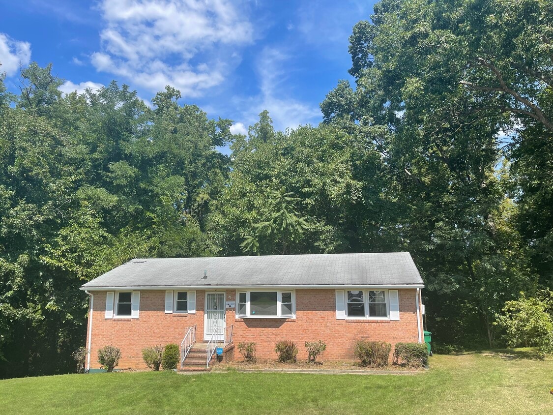 Primary Photo - 8 Bristol Ct
