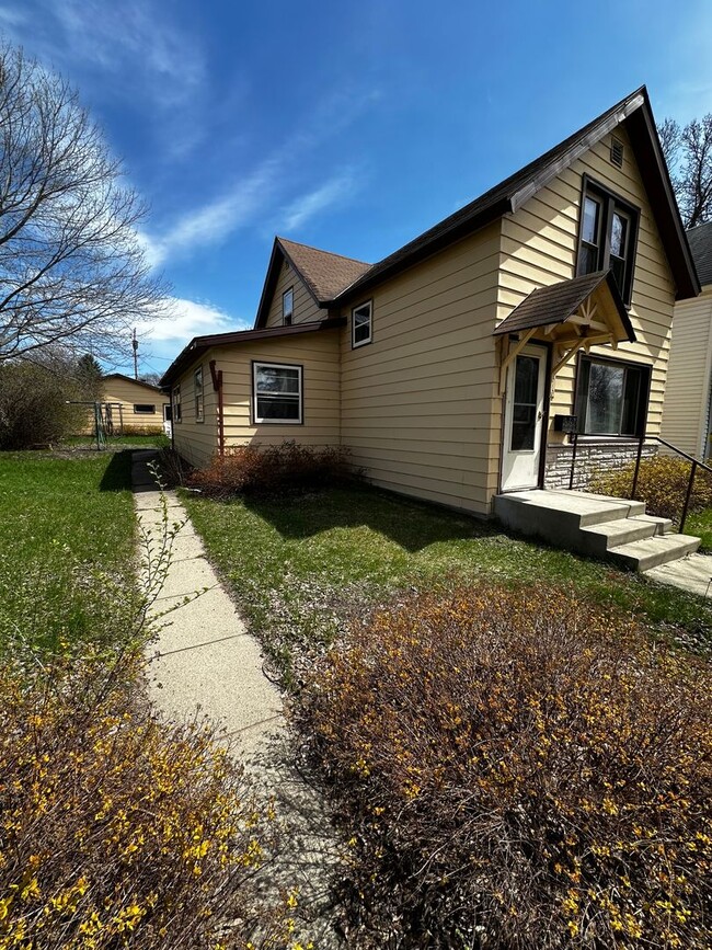 Building Photo - 4 Bed, 1 Bath - 2 Stall Garage - Single Fa...