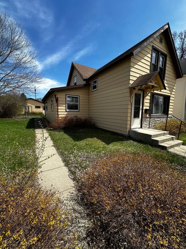Building Photo - 4 Bed, 1 Bath - 2 Stall Garage - Single Family Home