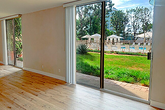 Foto del edificio - 100 S Doheny Dr