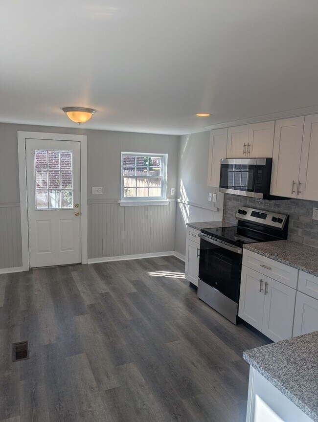 Building Photo - 2 Bedroom House for Rent