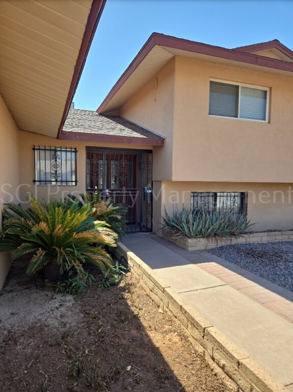 Building Photo - Gorgeous home ready for your move in