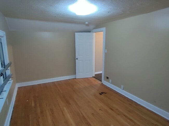 Building Photo - 4 Bedroom 2 bath Bungalow Located Near 7 M...