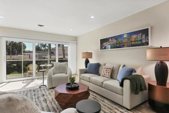 Building Photo - 500 S Washington Dr