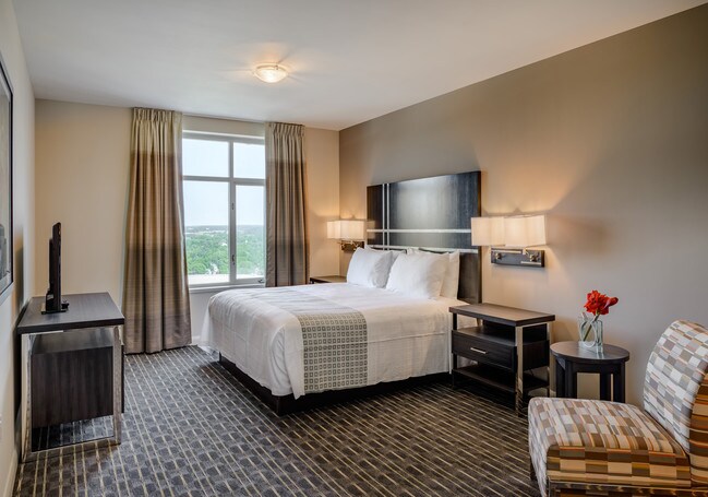 Amplio dormitorio con baño completo contiguo. - Broadway Plaza - Mayo Clinic