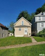 Building Photo - 147 6th St