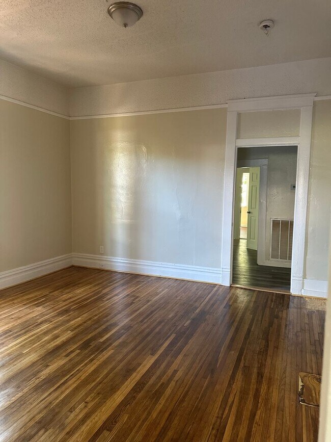 Foto del edificio - 5 bedroom 1.5 bath