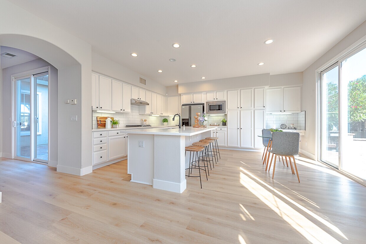 Primary Photo - 2700 Spindrift Ct