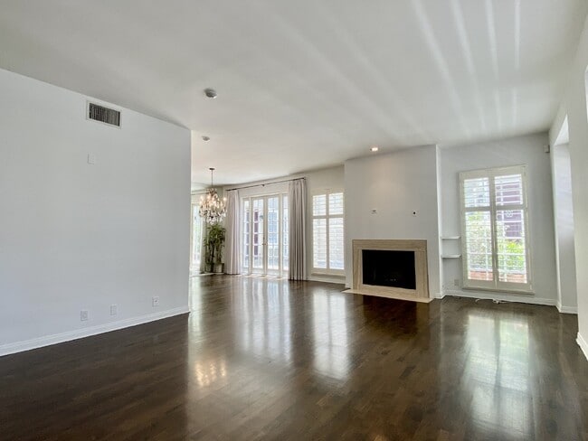 Building Photo - 2 + 2.5 Beautiful Two-Story Condo in Santa...