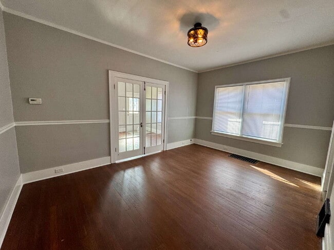 Building Photo - 2 bedroom, 1 bathroom duplex now available on the southside of Ottawa