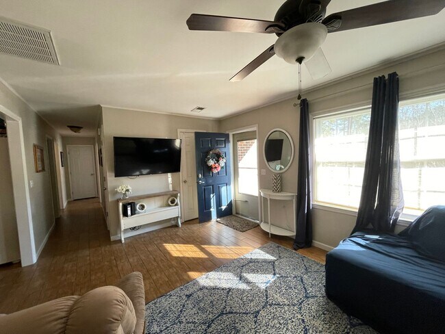 Foto del edificio - Fall in love with this 4 bedroom/ 2 bathroom single family home!