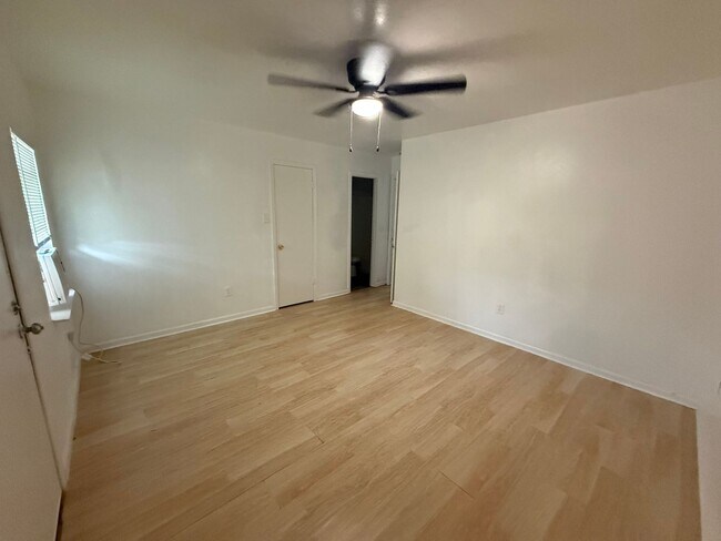 Foto del edificio - 2041-2043-2043 Helm Dr