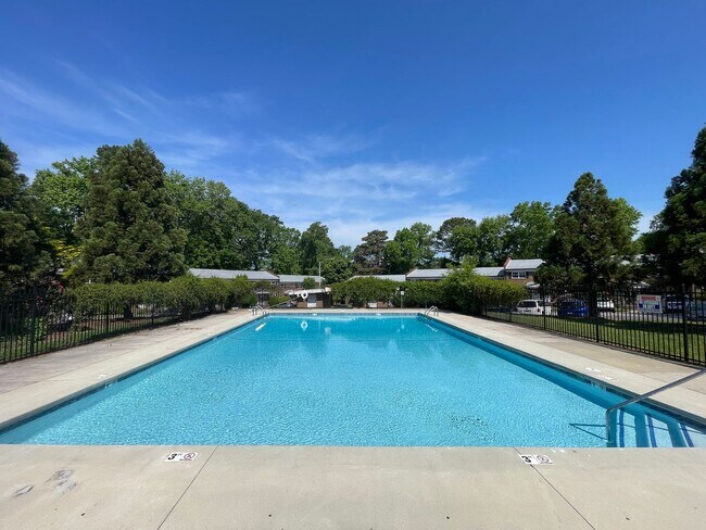 Foto del edificio - Crazy for Carrboro! Wonderful location for...