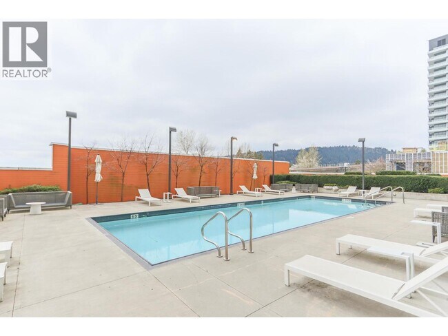 Photo du bâtiment - 652 Whiting Way