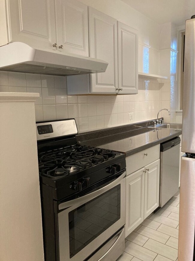 Building Photo - Recently Renovated East Rogers Park One Be...