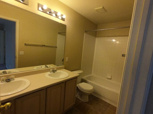 Foto del edificio - Available Now. Charming 3 Bedroom 2.5 Bath...