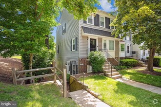 Building Photo - 102 Barnsfield Ct
