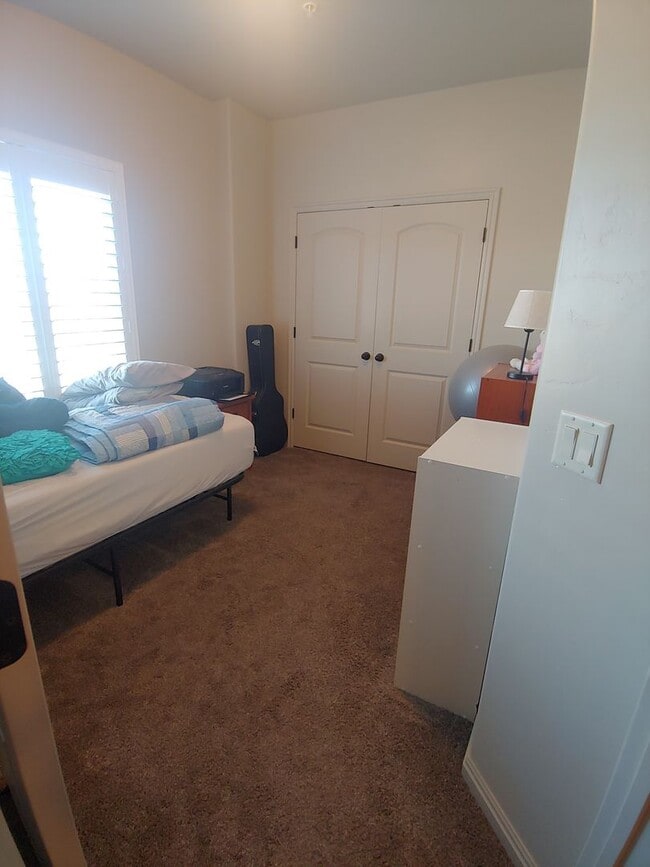 Building Photo - Charming Townhome