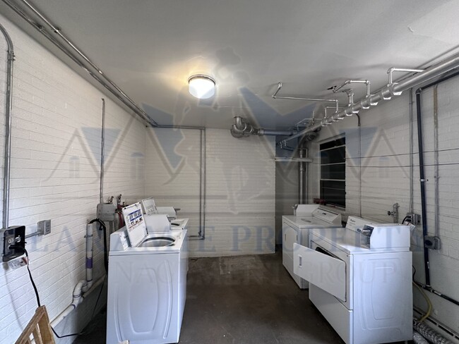 Building Photo - Studio Apartment close to University of Wy...