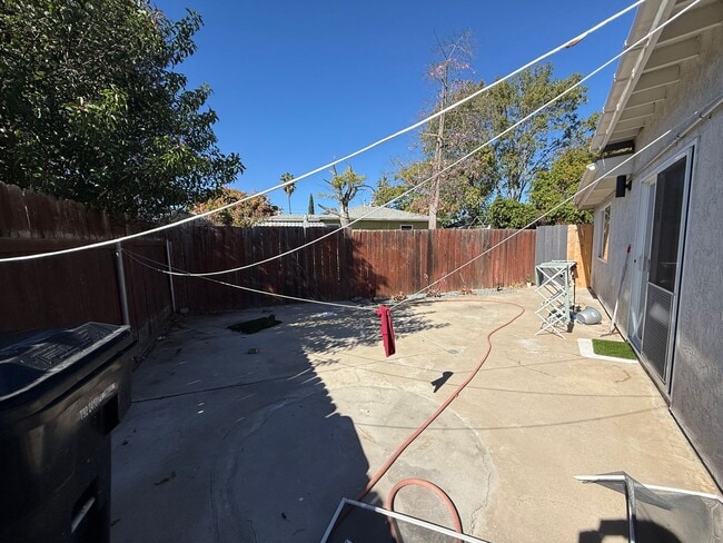 Building Photo - Newly Remodeled 7 room house on Ewing St