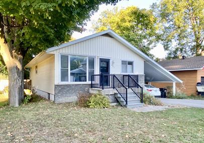 Primary Photo - Cozy 2-Bedroom Lower Unit in Central Locat...