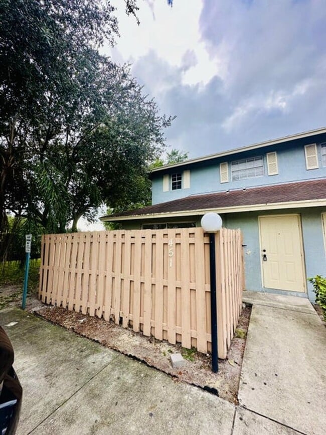 Foto del edificio - 451 Cypress Way W