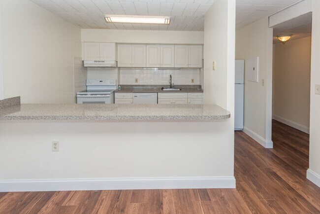 Foto del edificio - Whitney Towers in the heart of the Hamden's Centerville Neighborhood