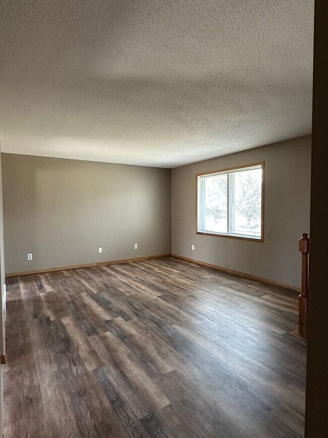 Building Photo - NE House for Rent 4 bedroom 2 bathroom fen...