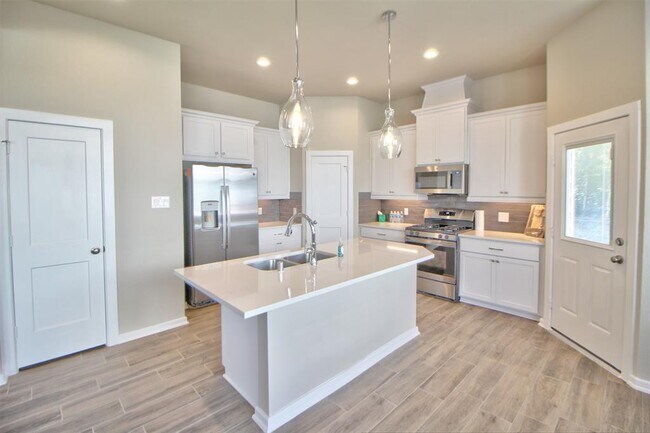 Foto del edificio - 544 Pine Dr