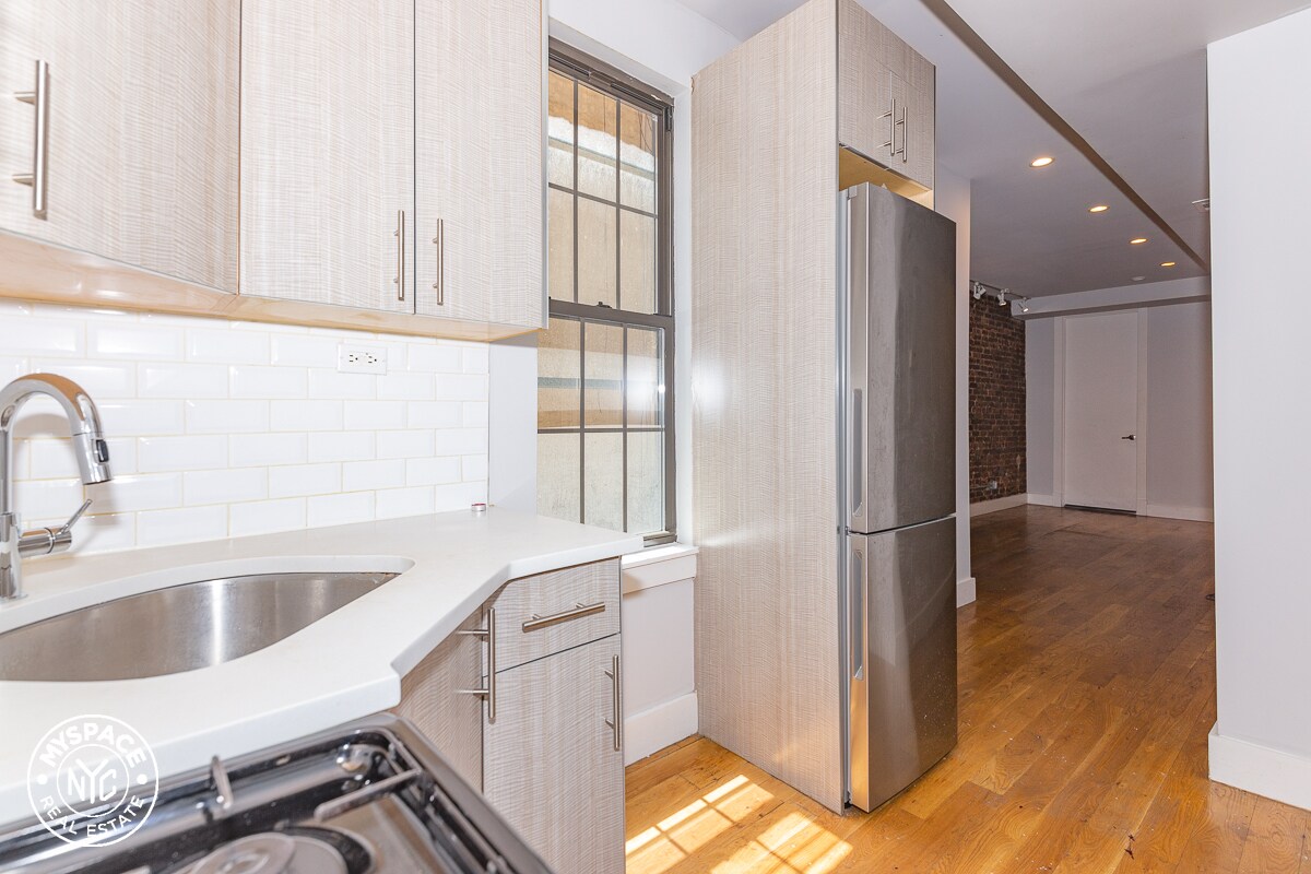 Primary Photo - 17-14 Linden St
