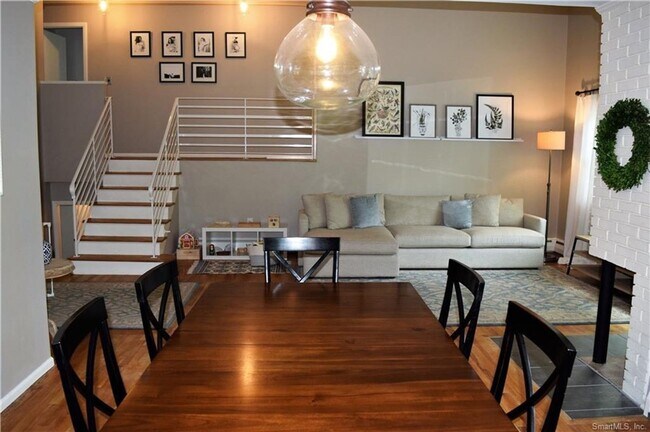 Foto del edificio - Lovely 3 Bedroom 2 Bathroom Single Family Home In Desirable West Hartford