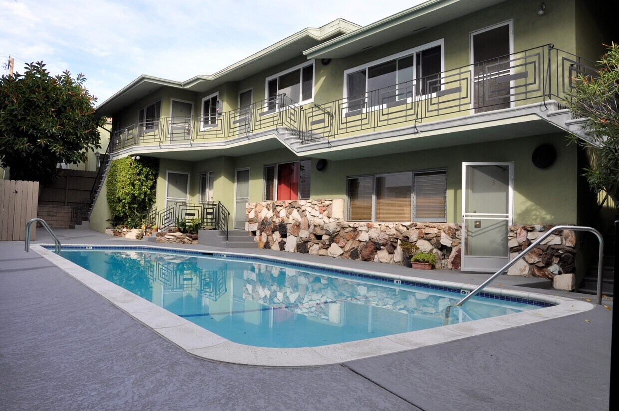 Foto principal - 3335 Rowena Ave