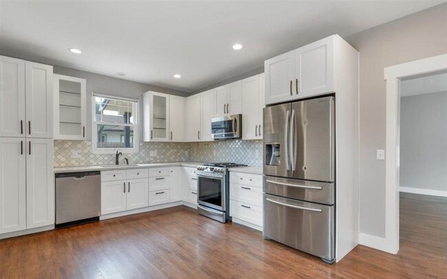 Building Photo - 3505 Lancaster Dr NE