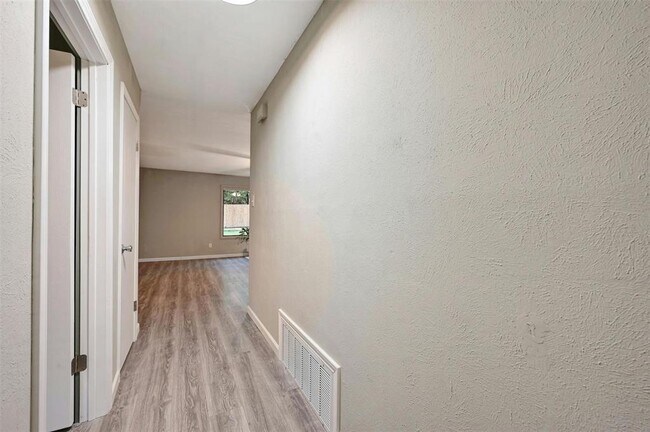 Building Photo - 7202 Barnsdale Way