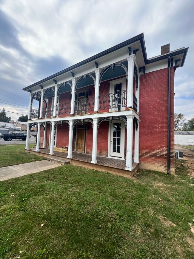 Building Photo - 301 N Main St