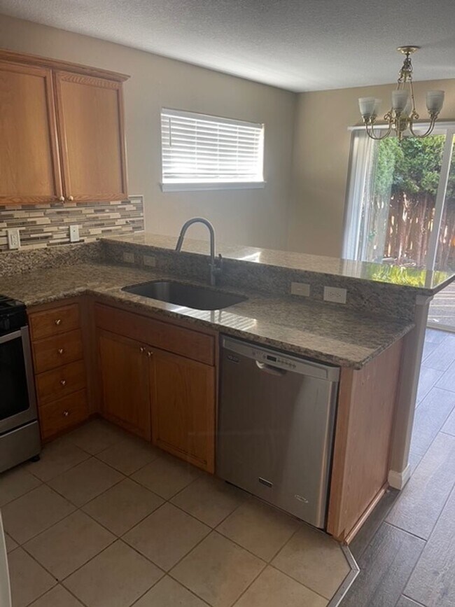 Foto del edificio - Beautiful 3 bed 2.5 home in Oak Hills! Was...