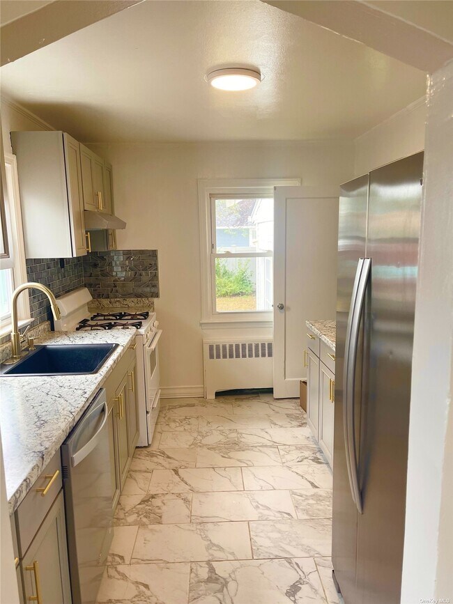 10 Mayflower Dr, Hicksville, NY 11801 House Rental in Hicksville, NY