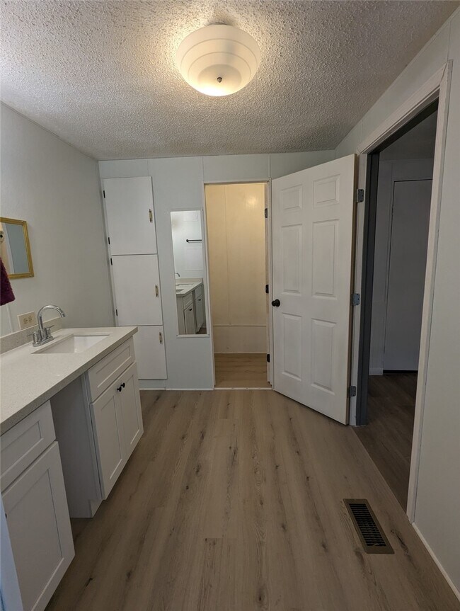 Foto del edificio - 10014 Cedar Landing Dr