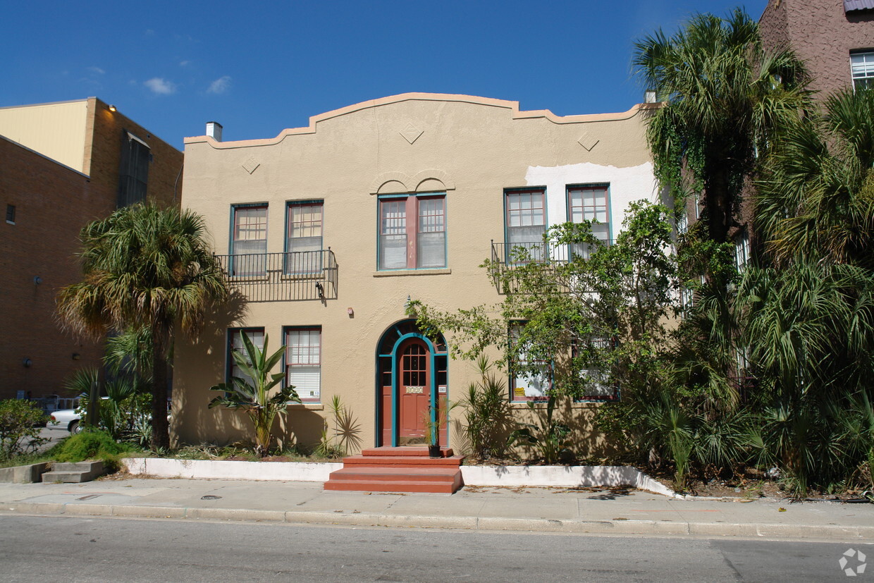 Frente - La Casa Apartments