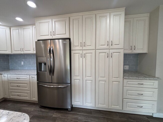 Foto del edificio - Beautifully remodeled Two bedroom Two Bath Condo in Golden Hills!