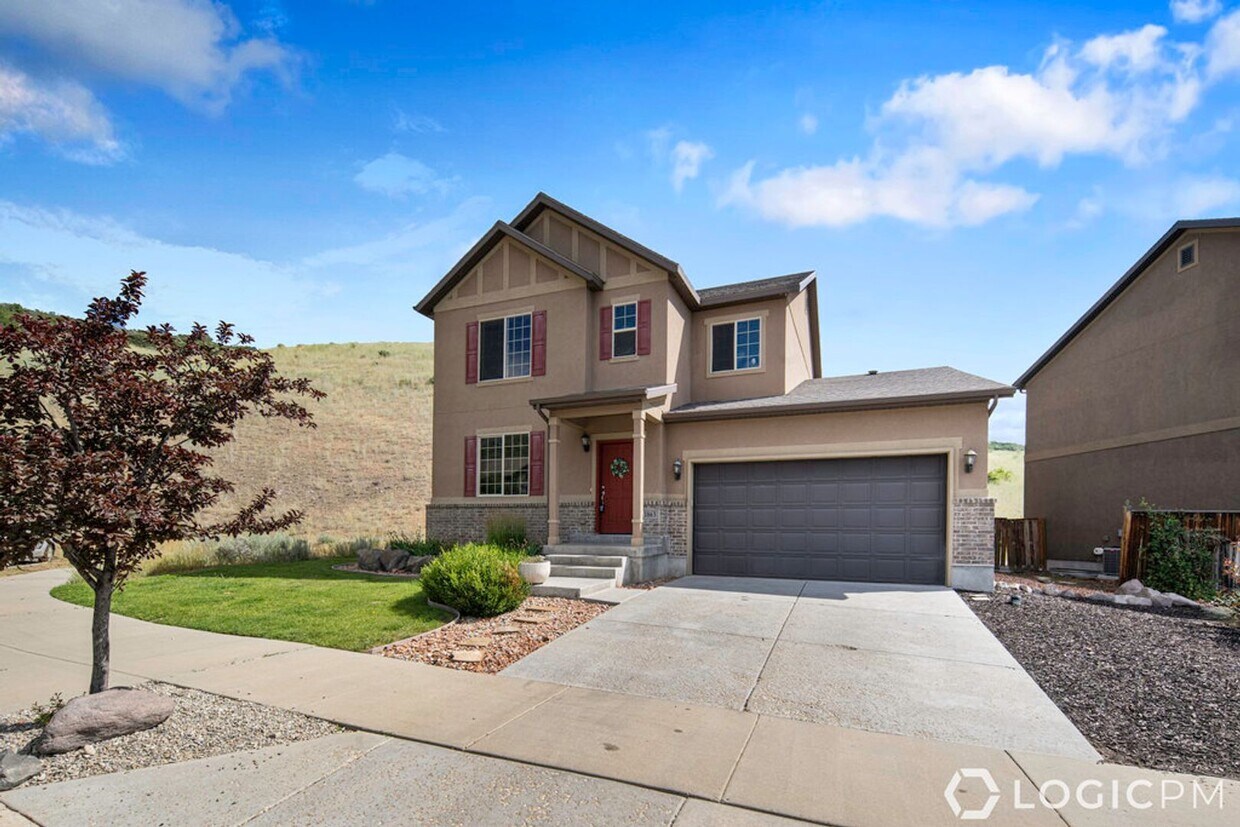 Primary Photo - Stunning Single Family Home In Excellent L...