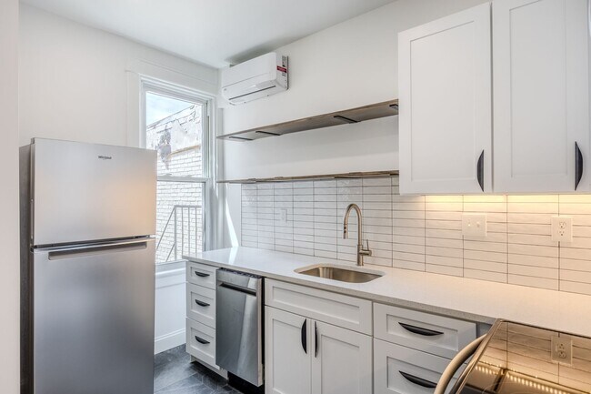 Foto del edificio - 823 W 36th Street